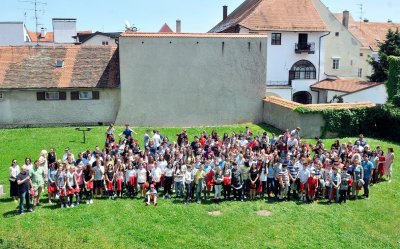 FOTO: Gradonačelnik podijelio majice osnovnoškolcima najuspješnijima na natjecanjima