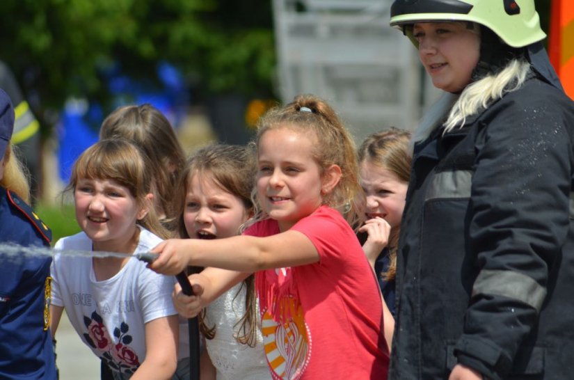 FOTO: Toplički DVD-ovci za mališane održali demonstraciju i taktičko-pokaznu vježbu