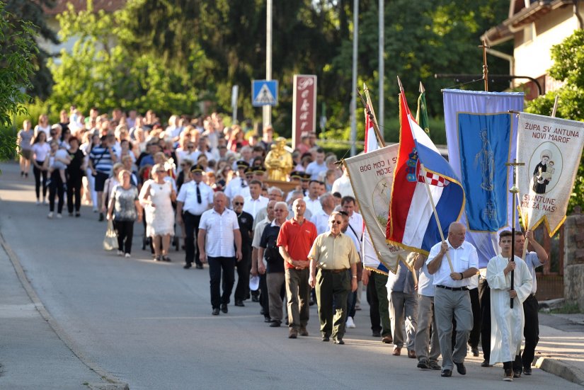 FOTO: Misama, blagoslovom djece i ljiljana te procesijom obilježen blagdan sv A. Padovanskog