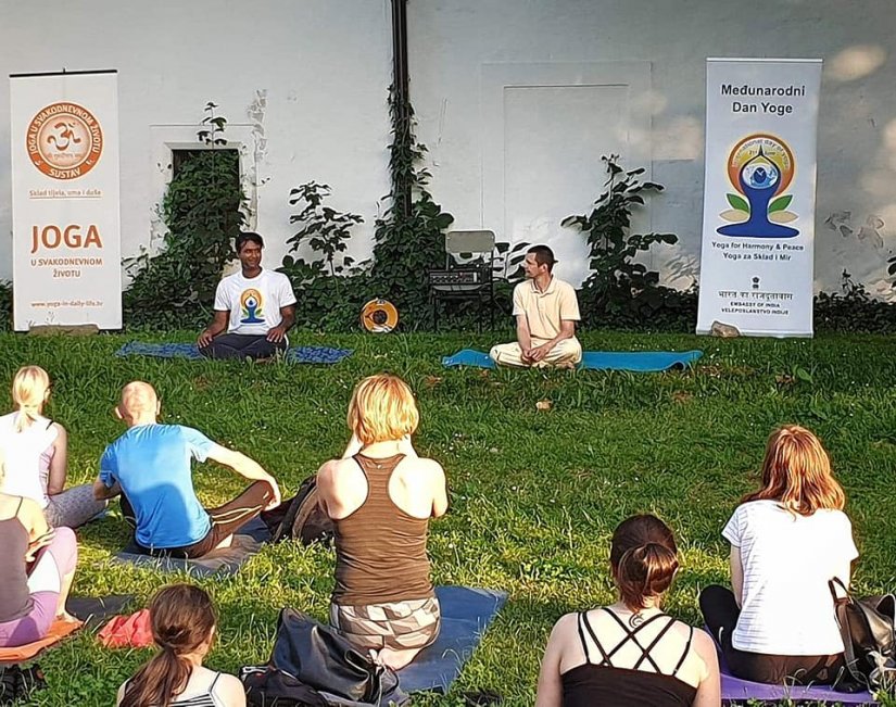 Zajedničkim vježbanjem brojnih sudionika na Starome Gradu obilježen Međunarodni dan joge