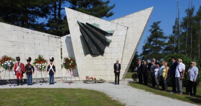 U spomen na preminule antifašističke borce položeni vijenci kod spomen kosturnice