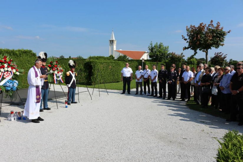 Uz Dan državnosti, vijenci i svijeće za poginule branitelje na varaždinskom groblju