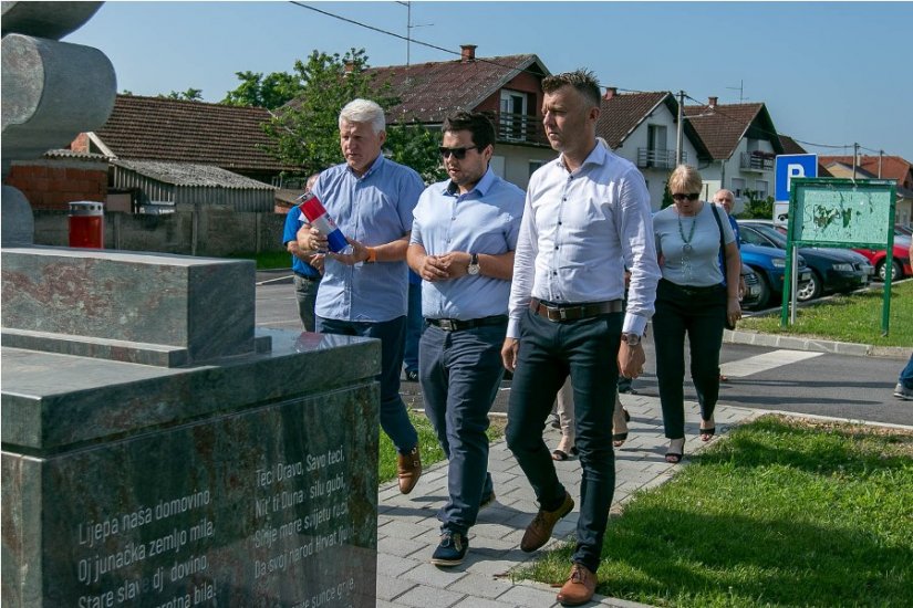 Povodom Dana državnosti položeni vijenci za branitelje u Sračincu i Svibovcu Podravskom