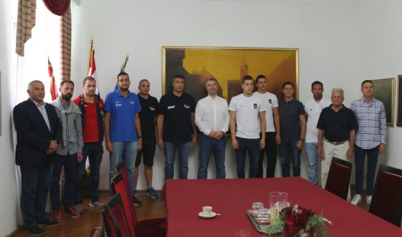 Vaterpolo u Varaždinu: Predstavnici U-20 reprezentacija posjetili Gradsku vijećnicu