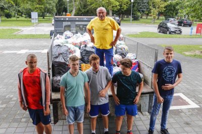 Plastičnim čepovima do skupih lijekova: Na inicijativu učenika u Ivancu i Radovanu prikupili 20-ak vreća čepova