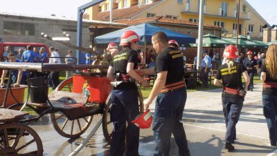 FOTO: U Novoj Vesi vatrogasci se natjecali u gašenju starom zaprežnom špricom