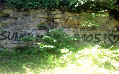 Vandalizam u Vinici: Iz Općine mole da se ne uništavaju zidine viničkog Burga