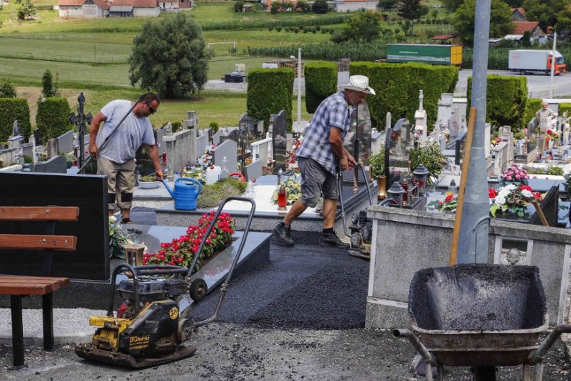 Asfaltiranjem staza nastavljeno uređenje groblja u Radovanu