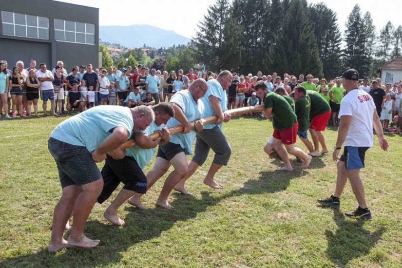 Žive tačke, trčanje u vreći, bacanje kamena s ramena i ove godine na seoskim igrama u Salinovcu