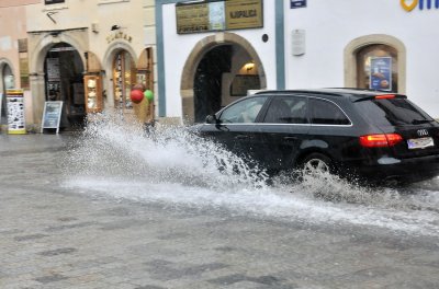 FOTO Po poplavljenom varaždinskom Korzu gacali, ali se i vozili - automobilima!