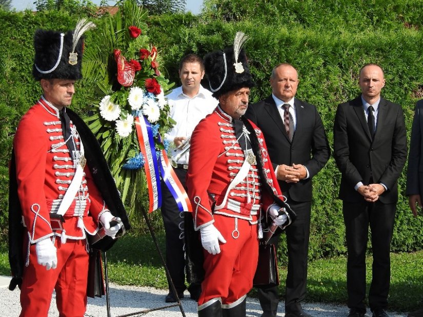 FOTO Odana počast kod Spomen obilježja hrvatskim braniteljima na varaždinskom groblju