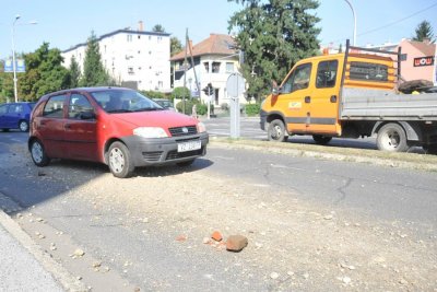 Nezgoda na prometnici: Ispao građevinski materijal, PZC Varaždin već sanira