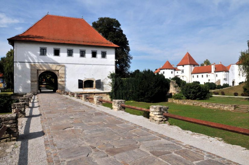 KUNSTZONE Izložba članova HDLU-a Varaždin u Kuli stražarnici