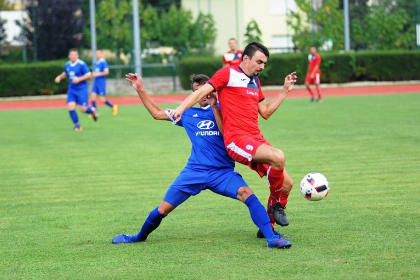Karlo Kutnjak (crveni dres) zabio je oba gola za pobjedu Slobode ŠN
