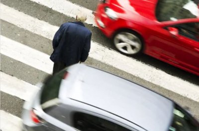 Teretnim vozilom naletio na 87-godišnjaka koji je prelazio pješački prijelaz