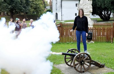 FOTO Svjetska prvakinja u streličarstvu Amanda Mlinarić za topom na Starom gradu