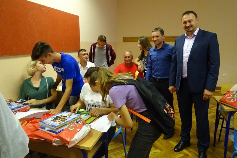 FOTO: Podijeljeni udžbenici i radne bilježnice učenicima Srednje škole Novi Marof