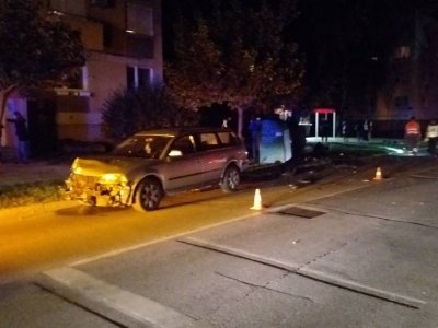 Prometna nesreća u Boškovićevoj ulici u Varaždinu: vozilom se zabio u rasvjetni stup, a onda u kontejner