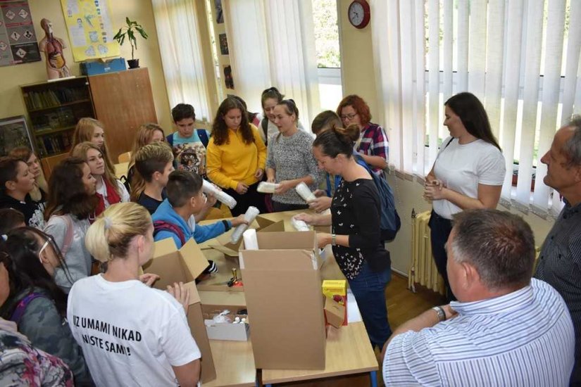 FOTO OŠ Vinica nova oprema za praktičnu nastavu iz biologije i kemije, učenici odmah otvorili kutije!