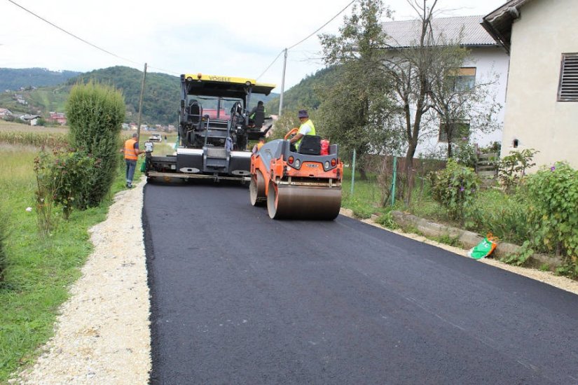 Započelo asfaltiranje nerazvrstane ceste Antekolovići-Huđi u Žarovnici