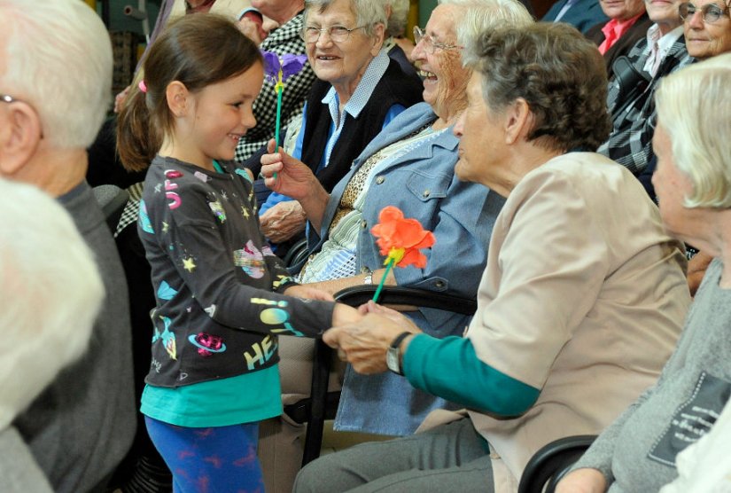 FOTO: Međunarodni dan starijih osoba proslavili uz veselu pjesmu vrtićaraca