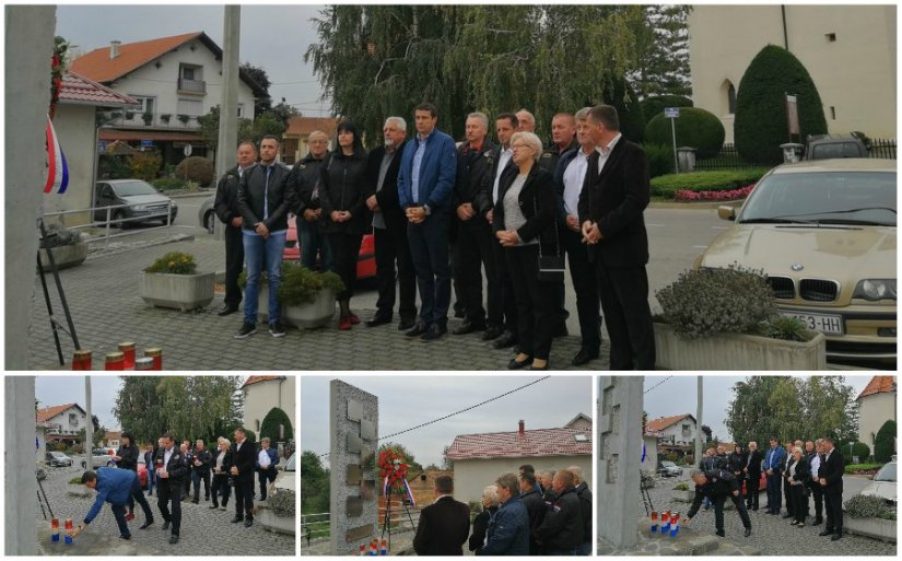 Vijenac i zapaljene svijeće kod spomen obilježja u Gornjem Knegincu