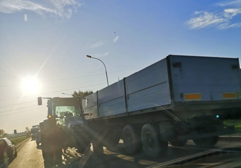 FOTO Prometna nesreća u Hrašćici: sudar traktora i tri osobna automobila, nema ozlijeđenih