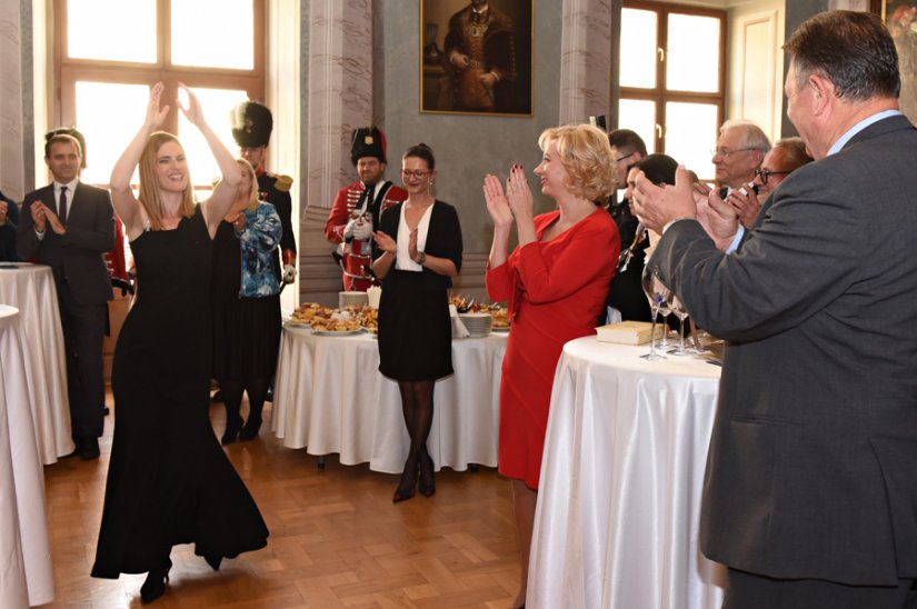 FOTO Svečani bal Varaždinske županije učrvšćuje suradnju s Hrvatskim balom gradišćanskih Hrvata, koji ima i „taksi plesače“