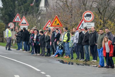 Mirnim okupljanjem mještani Maruševca ukazali na stanje prometnica i zatražili odgovore