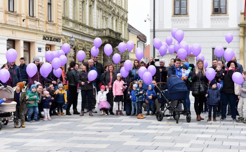 Puštanjem balona u Varaždinu obilježen Svjetski dan palčića, prijevremeno rođene djece