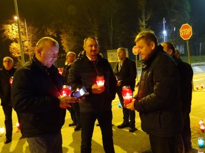 U Novom Marofu kod spomen križa zapaljene svijeće u znak sjećanja na žrtve Vukovara