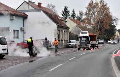 FOTO: Briše se kontroverzna biciklistička staza u Aninoj ulici