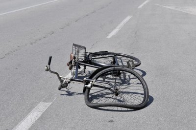Nije pazio kada se uključio u promet s biciklom pa naletio na auto i završio u bolnici
