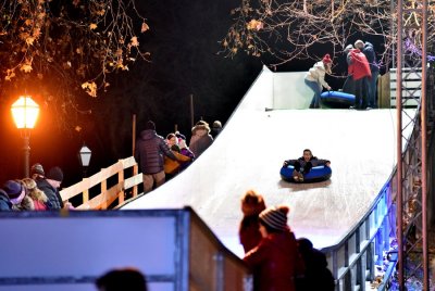 FOTO: Iako još nema snijega, Varaždinci uživaju u noćnom klizanju na Starom gradu