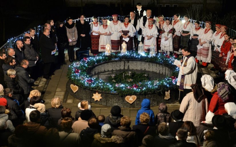 Mali advent u Marofu: paljenje 2. svijeće uz pjesmu KUD-a Marof