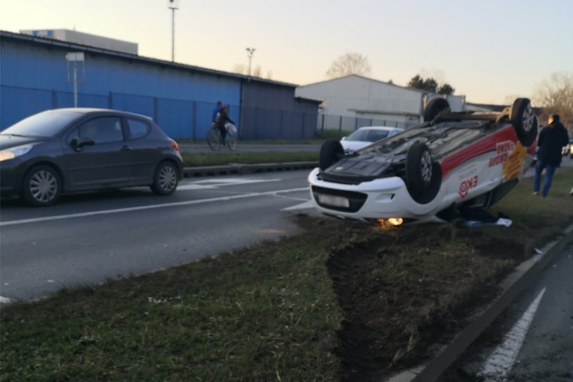 Prebrza vožnja završila okretanjem automobila naglavačke