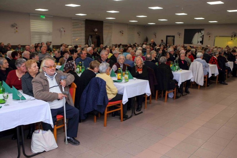 Ivanečki umirovljenici na druženju su dobili prigodne pakete