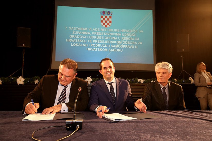 Radimir Čačić s drugim županima potpisao Sporazum o preuzimanju poslova ureda državne uprave