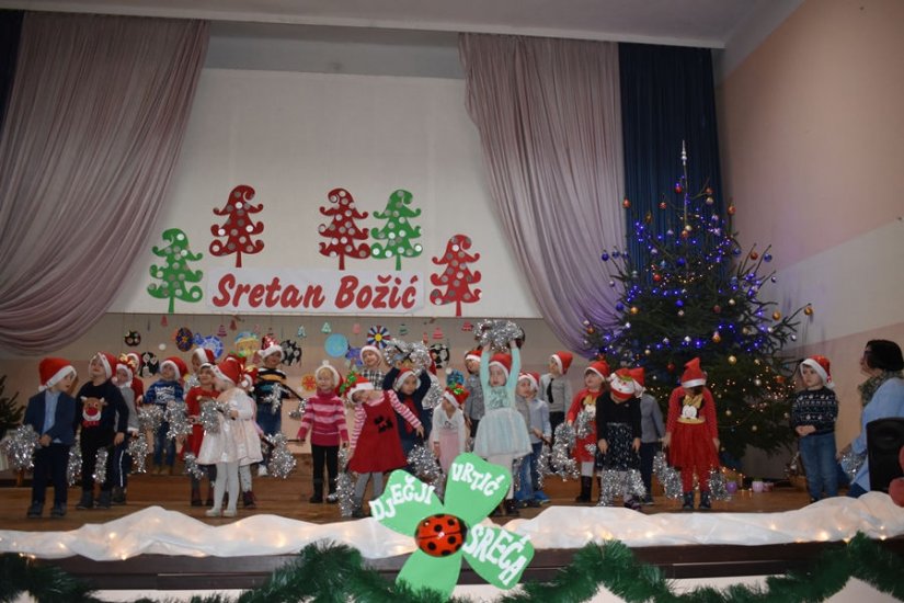FOTO: Vinički školarci i vrtićarci pjesmom i plesom dočarali blagdanski ugođaj