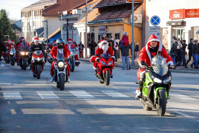 Moto djedovi i bake mrazice klincima u Ivancu donijeli 300 darova