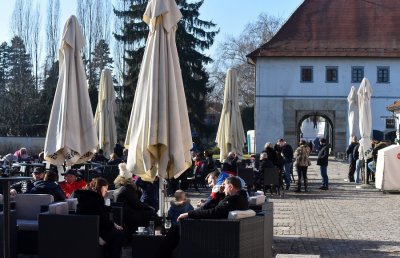 FOTO Zimsko sunce izmamilo brojne Varaždince i Varaždinke na šetnju gradom i nedjeljnu kavu