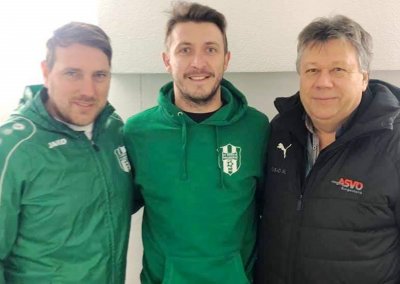 Josip Golubar (u sredini) u obilježjima novog kluba, austrijskog petoligaša SV Marsch Neuberg