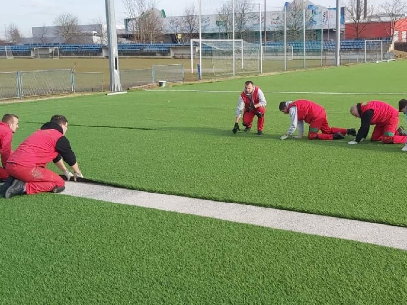 Na Gradskom stadionu nastavljeni radovi na postavljanju umjetne trave