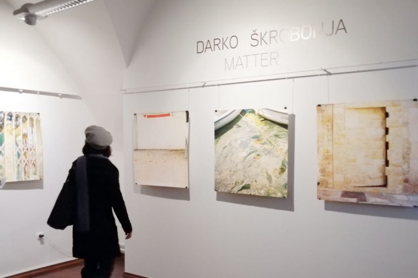 U palači Sermage otvorena izložba Darka Škrobonje: Prosuđivanje pseudourbanog kaosa