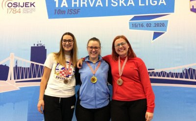 Tanja Perec (u sredini) vratila se iz Osijeka s titulom seniorske prvakinje Hrvatske