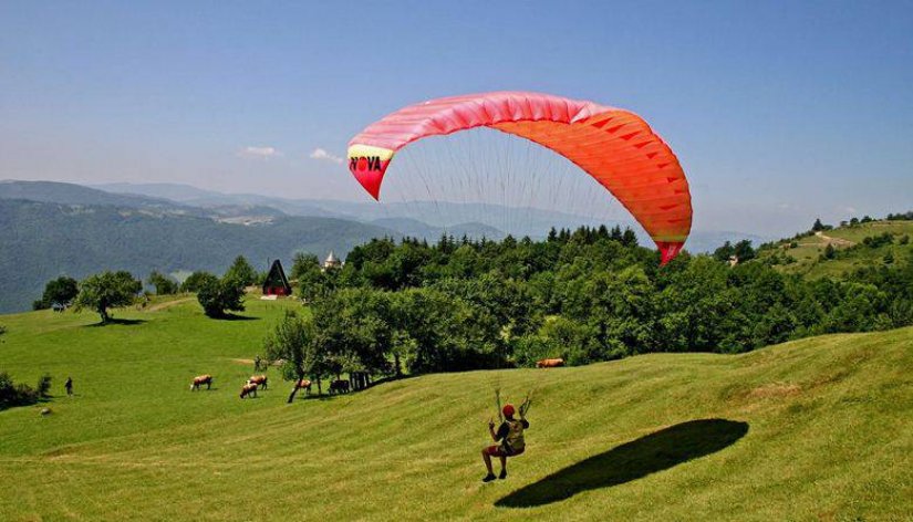 Stradao paraglajder: kod Jugovca prilikom slijetanja ozlijeđen 31-godišnjak