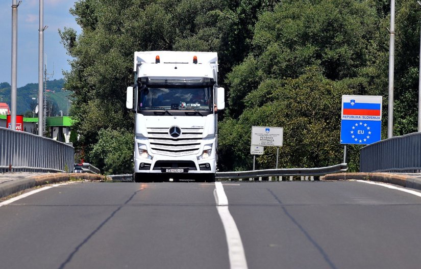 Teška prometna nesreća teretnih automobila: jedna osoba smrtno stradala