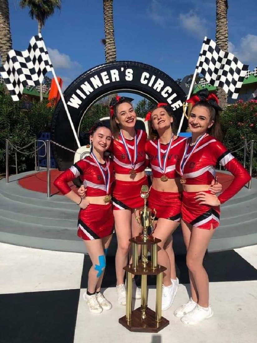 Članice Cheerleading kluba Bravo iz Varaždina s osvojenim trofejom