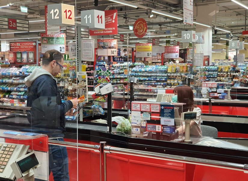 I u Varaždinu u Sparu postavljene zaštitne barijere od pleksiglasa kako bi se zaštitili djelatnici