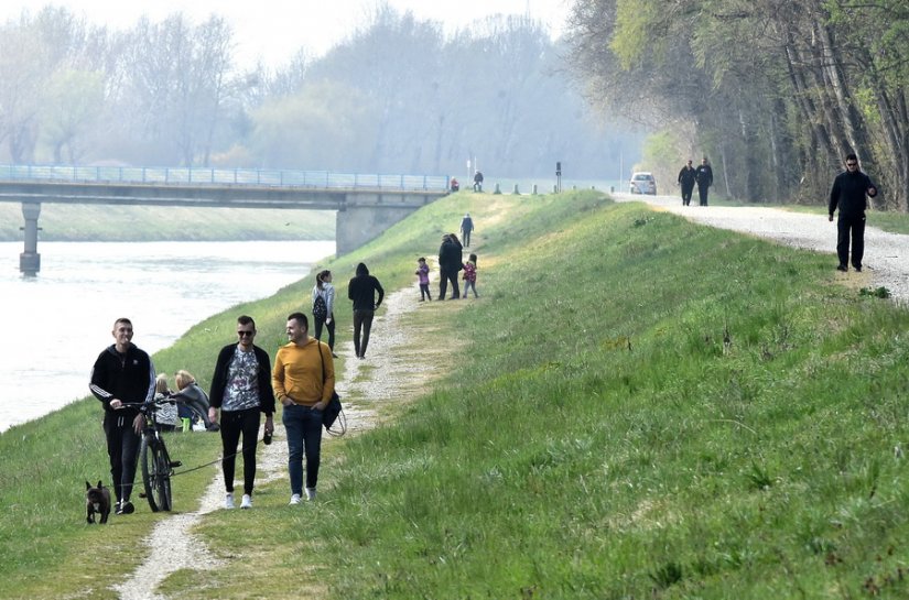 FOTO: Pod budnim okom ophodnje Stožera civilne zaštite,  građani se prošetali Dravom